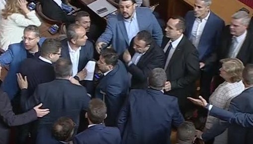 Депутатите стигнаха до саморазправа в Народното събрание в началото на петъчния